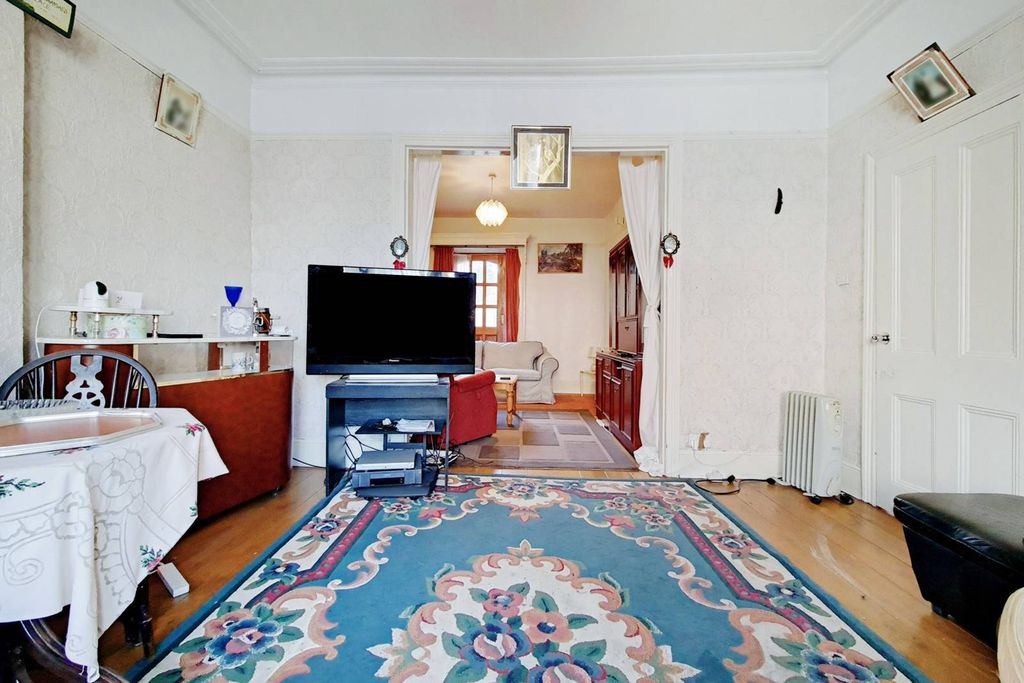 Property photo 3 of 28