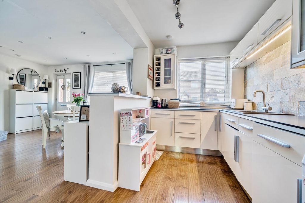 Property photo 3 of 12 Kitchen