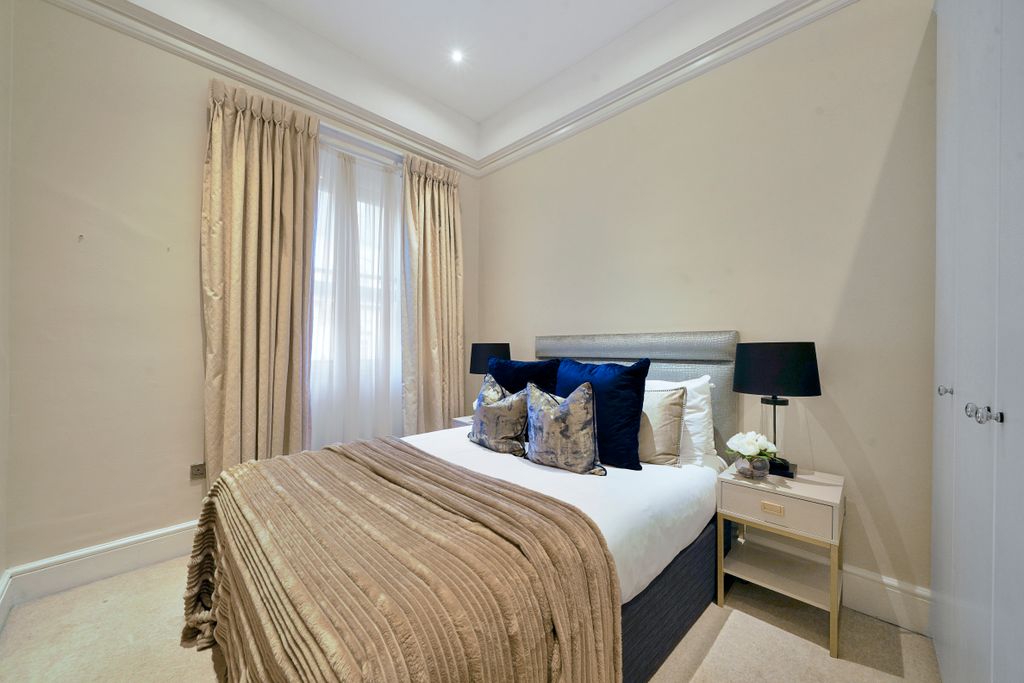Hertford Street, London W1J
