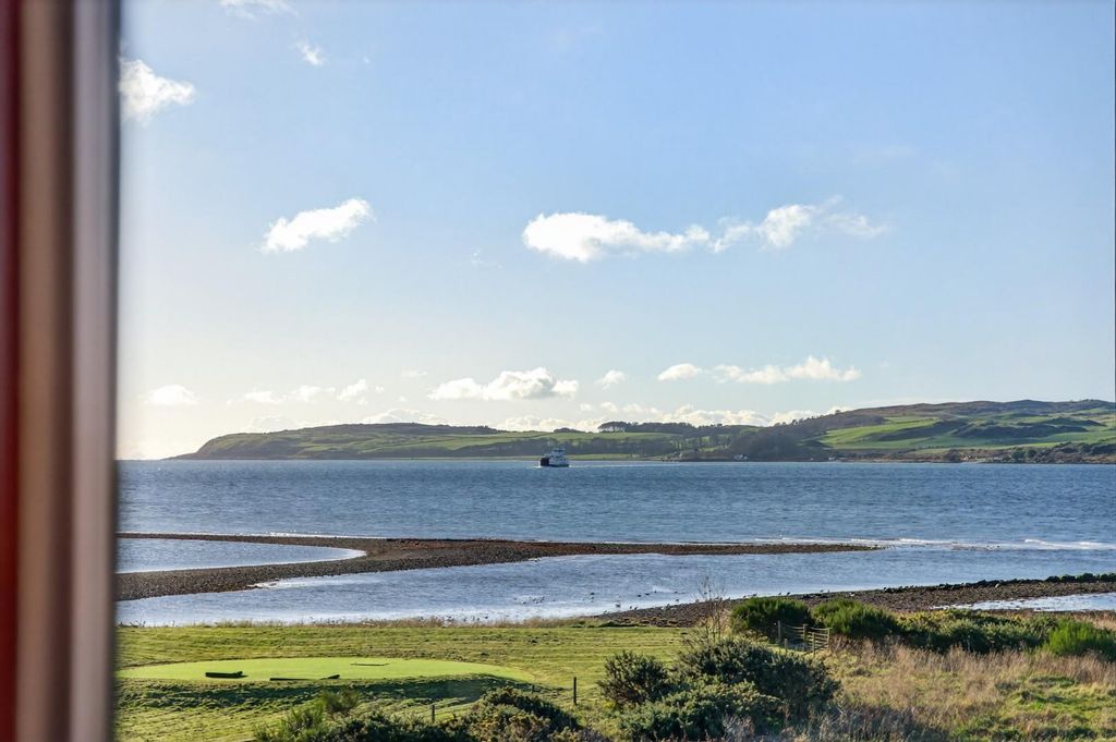 Property photo 2 of 50 8 Buchanan Street, Largs_21.Jpg