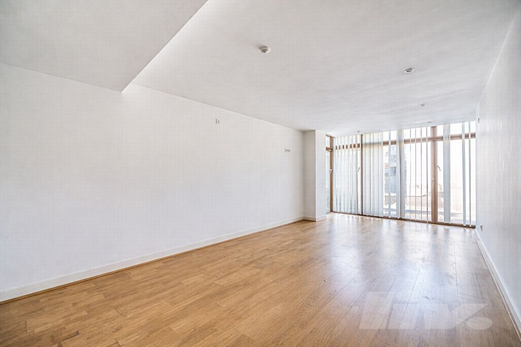 Property photo 1 of 9 Photo 3