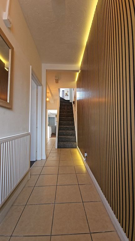 Property photo 3 of 11 Hallway