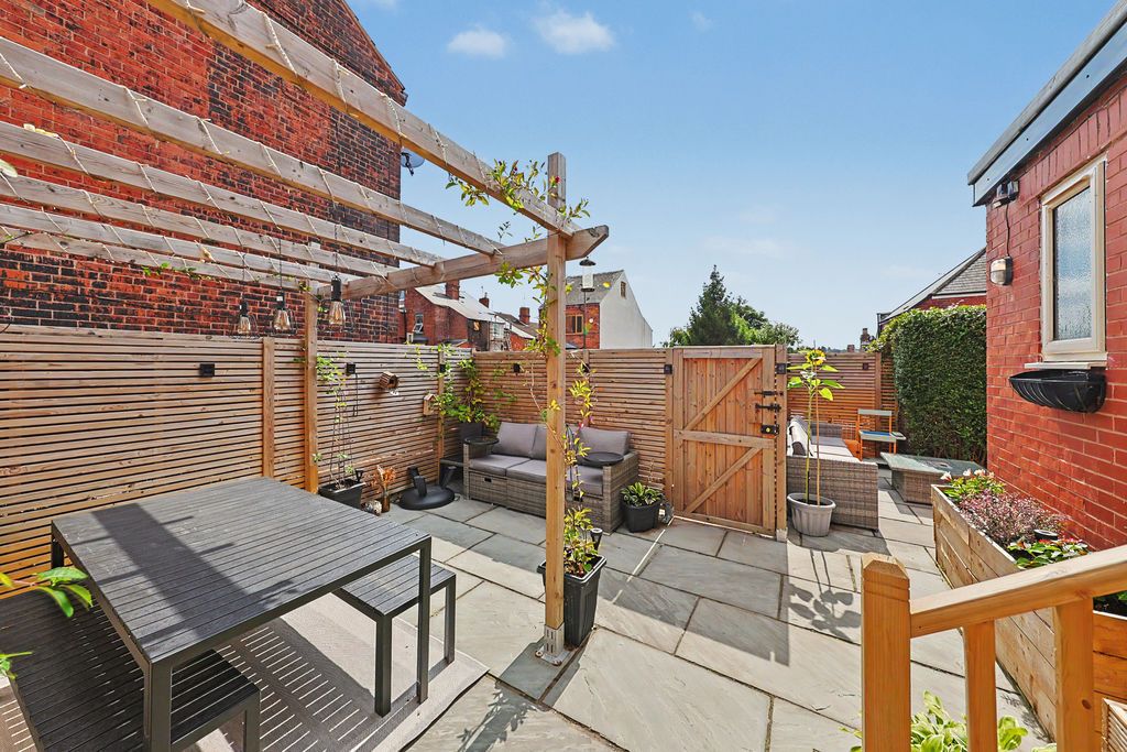 Property photo 2 of 33 Garden