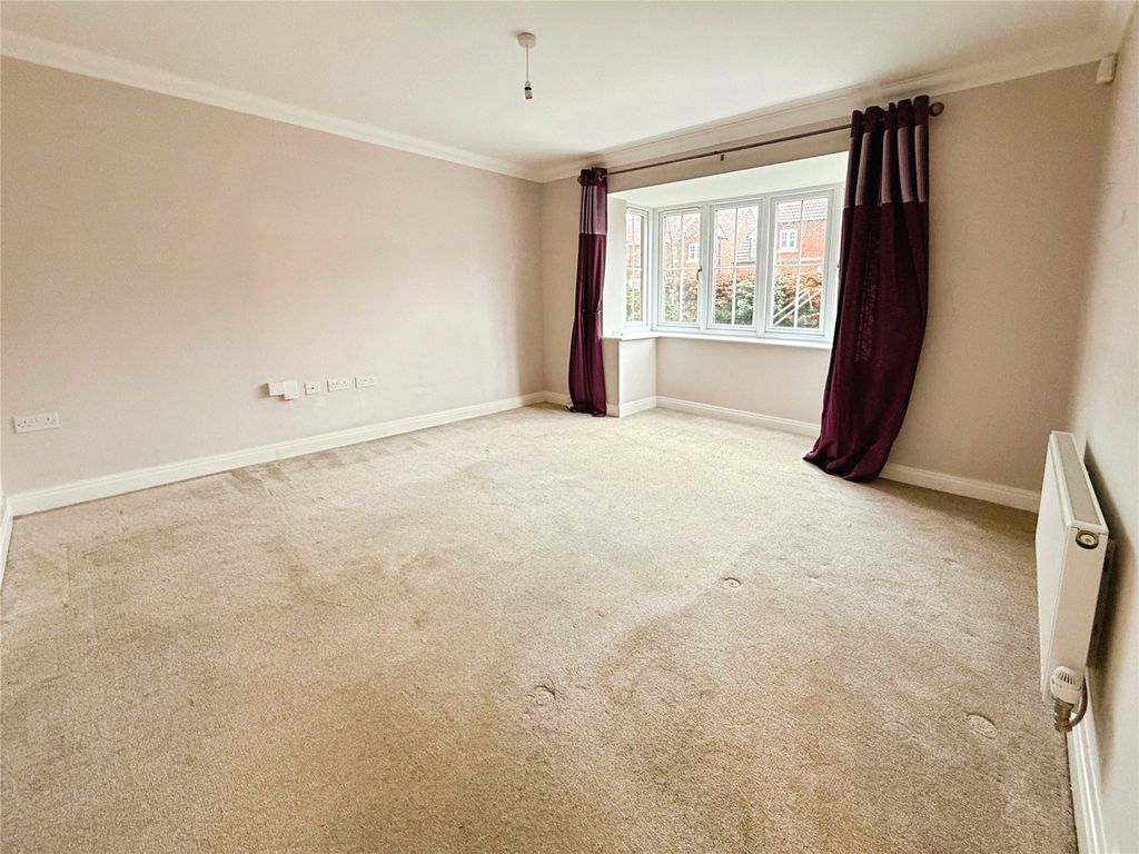 Property photo 3 of 17 Lounge