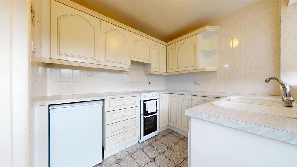 Property photo 1 of 31 Cartwright Close Kitchen
