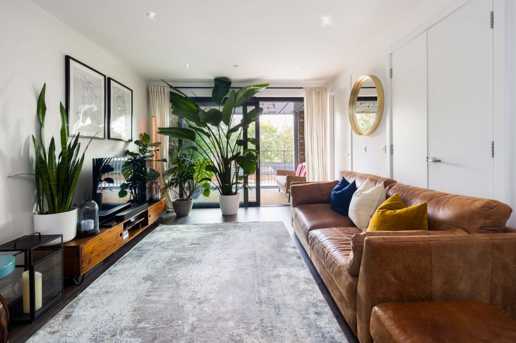 Property photo 3 of 24 Reception