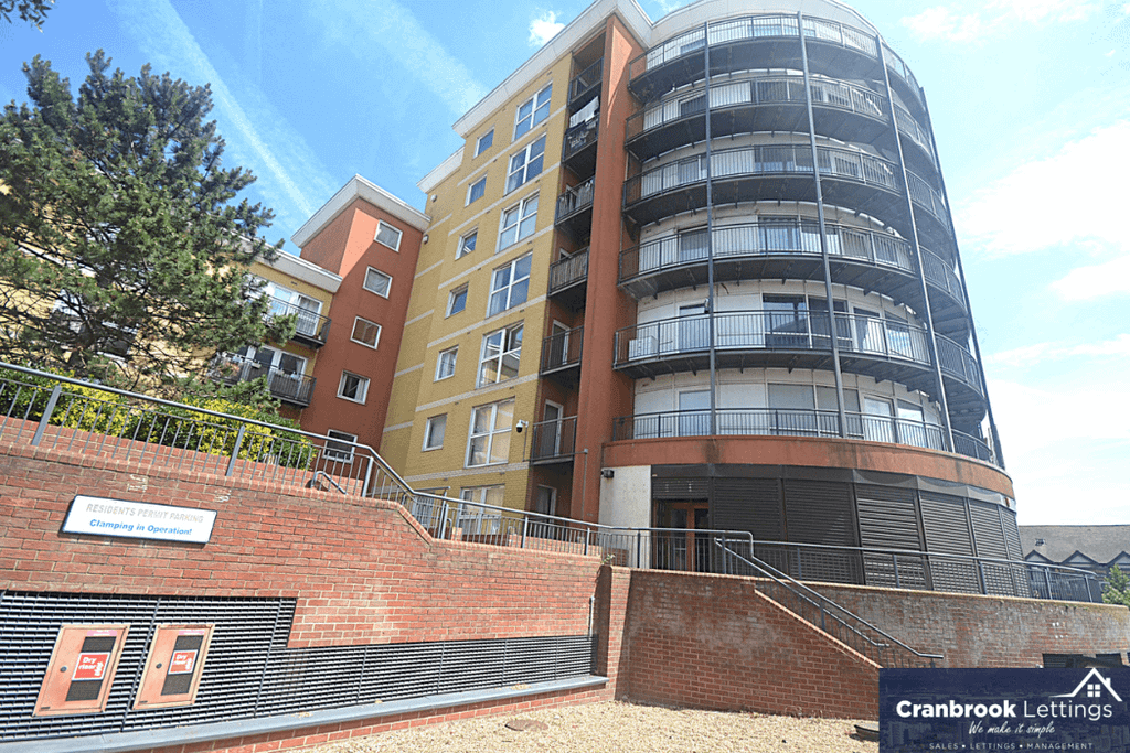 Property photo 1 of 12 Well-Presented Two-Bedroom Apartment In Royal Crescent, Ilford, Ig2