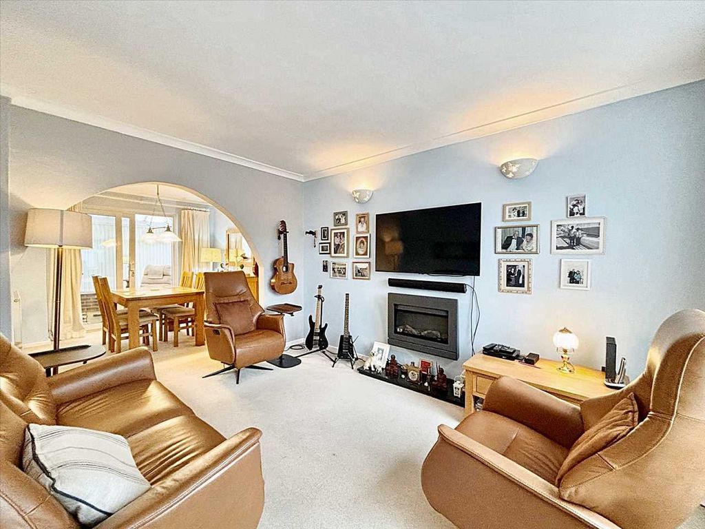 Property photo 2 of 29 Lounge