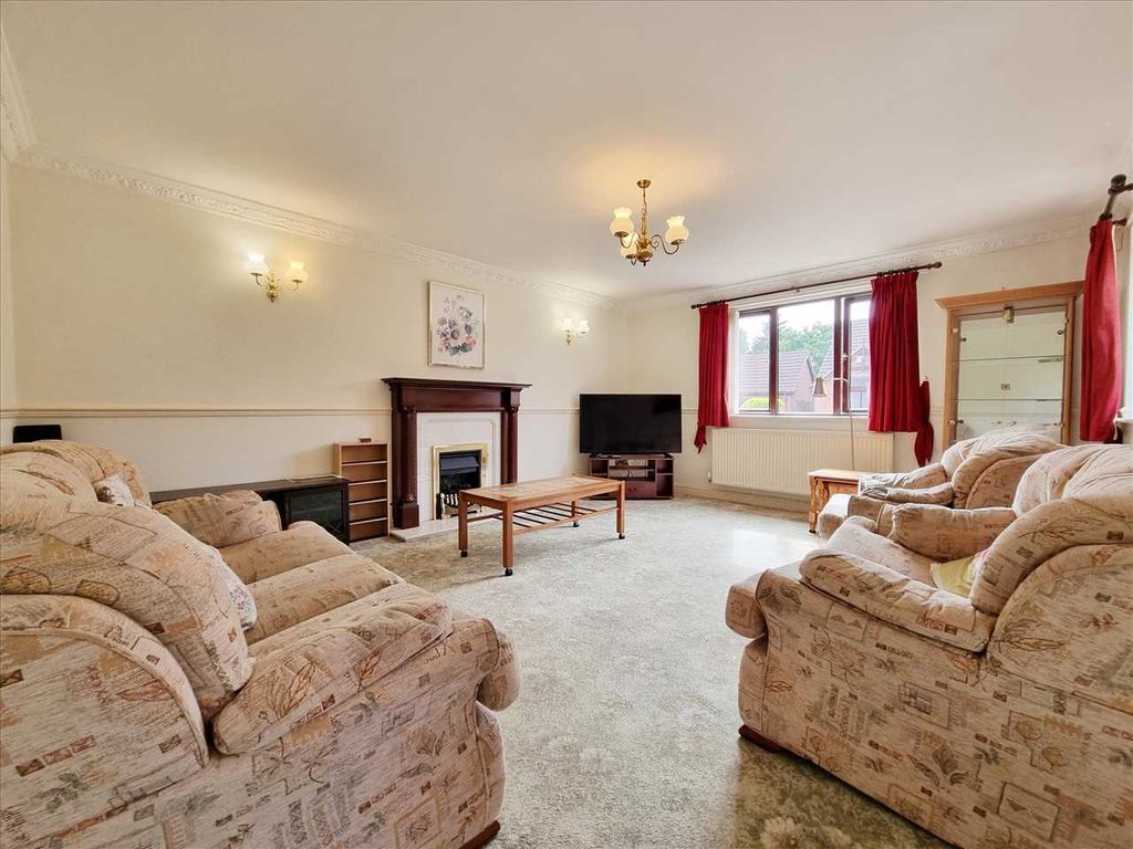 Property photo 2 of 13 Lounge: