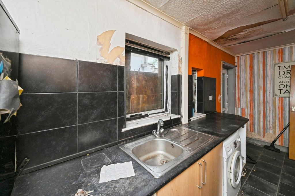 Property photo 2 of 12 Kitchen