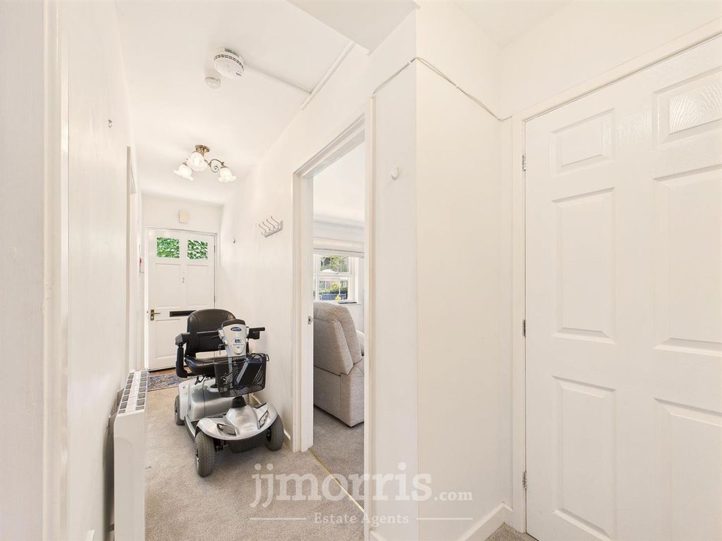 Property photo 2 of 11 Entrance Hall