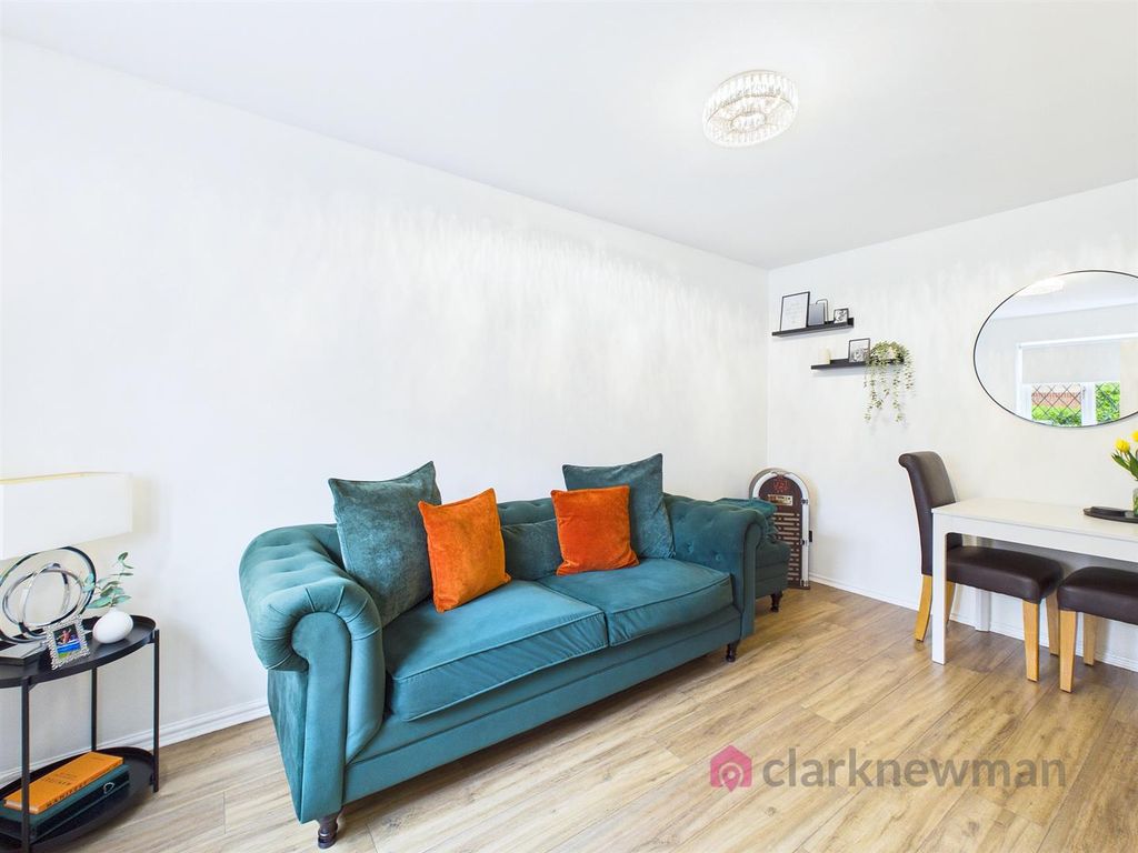 Property photo 3 of 11 Lounge