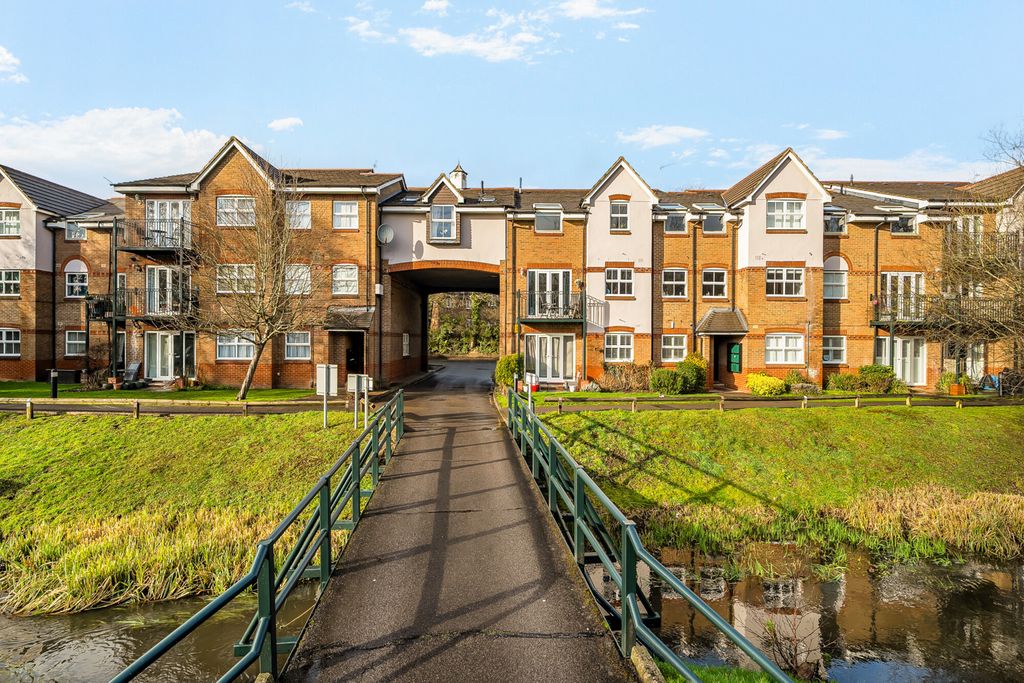 Property photo 1 of 17 698d880767523-141...