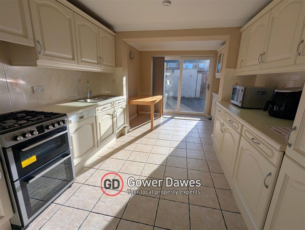 Property photo 3 of 11 Kitchen