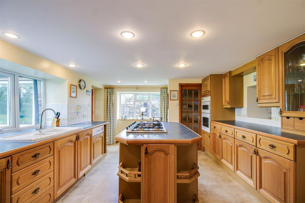 Property photo 3 of 25 Kitchen/Breakfast Room