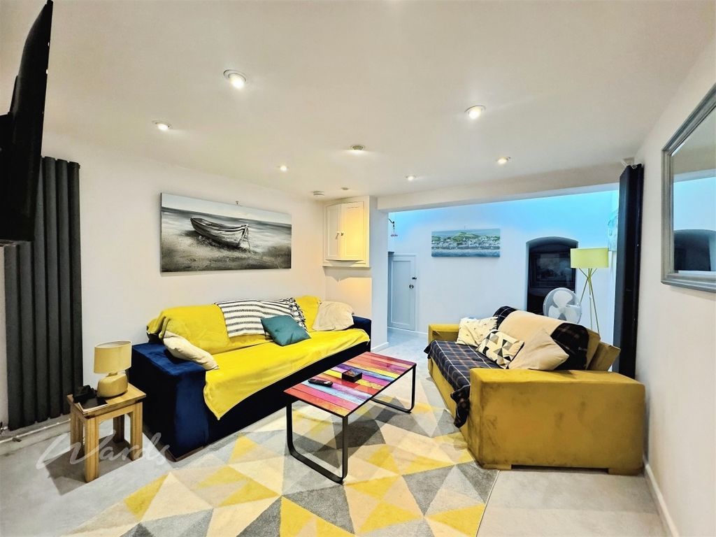 Property photo 3 of 11 Paragon Lounge Use