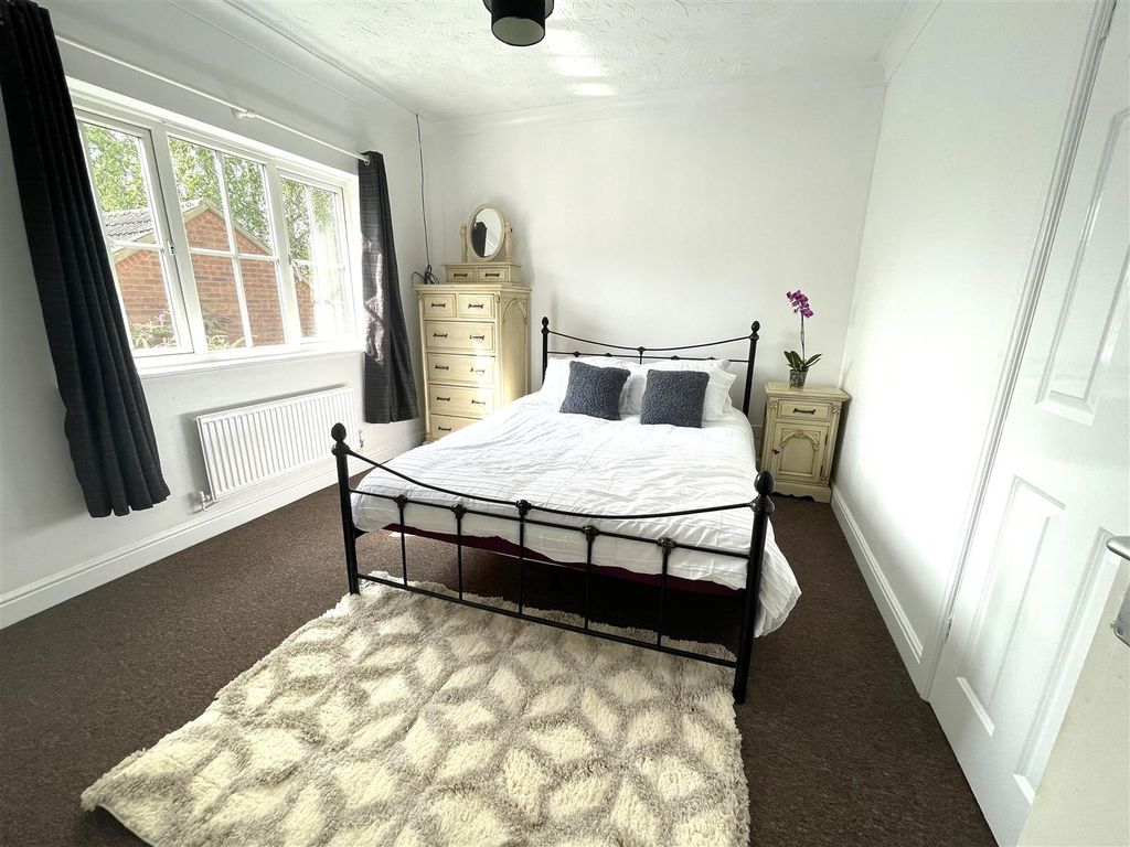 Property photo 2 of 4 Bedroom.Jpg