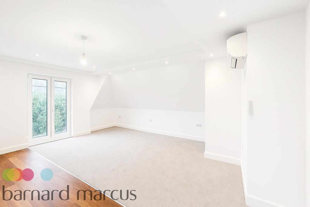 Property photo 3 of 7 Living Room