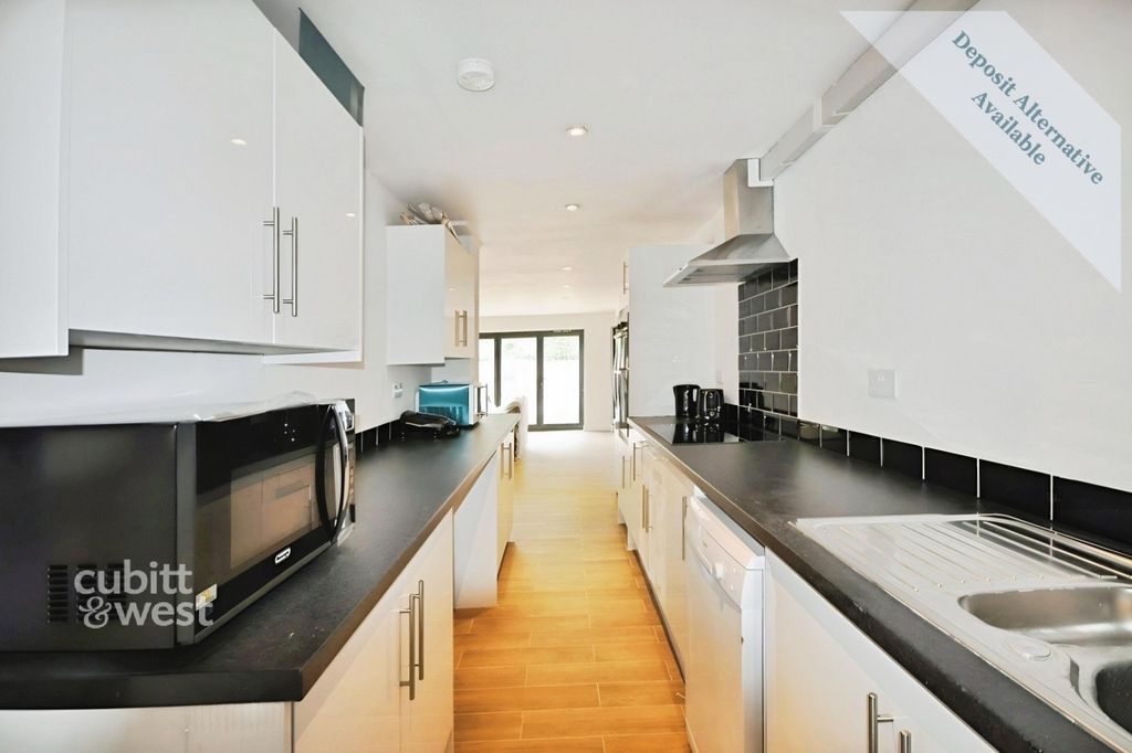 Property photo 3 of 8 Kitchen