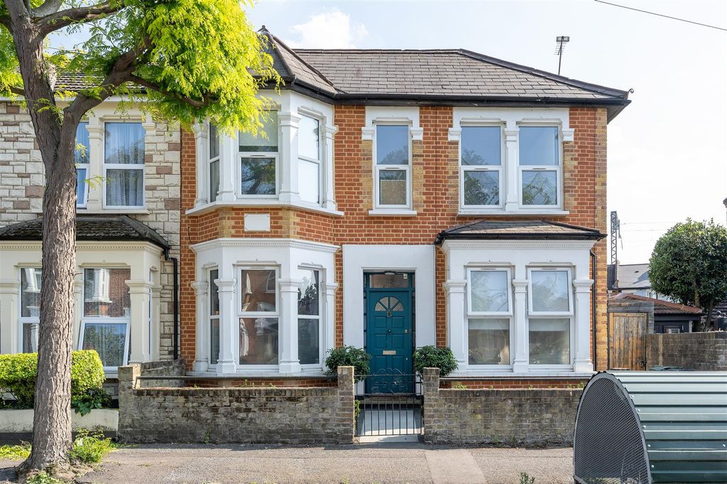 Property photo 1 of 30 Cavendish Drive, E11