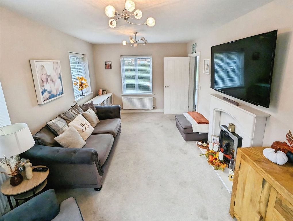 Property photo 3 of 16 Lounge