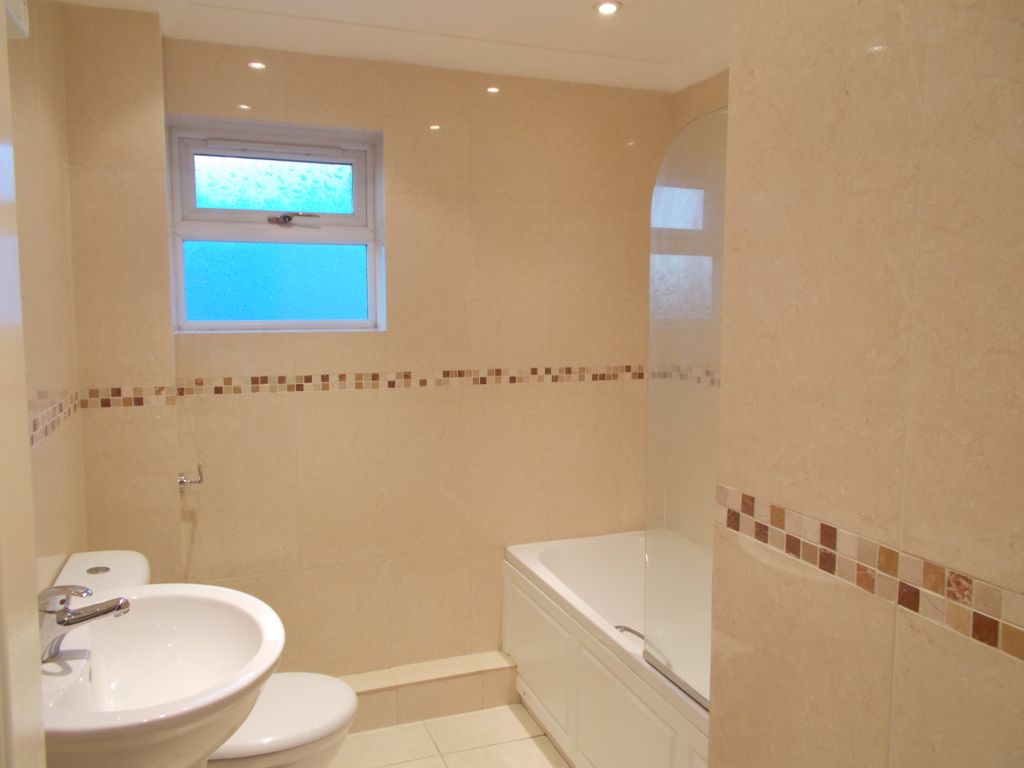 Property photo 3 of 7 Bathroom
