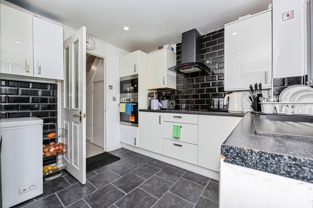 Property photo 3 of 18 Kitchen