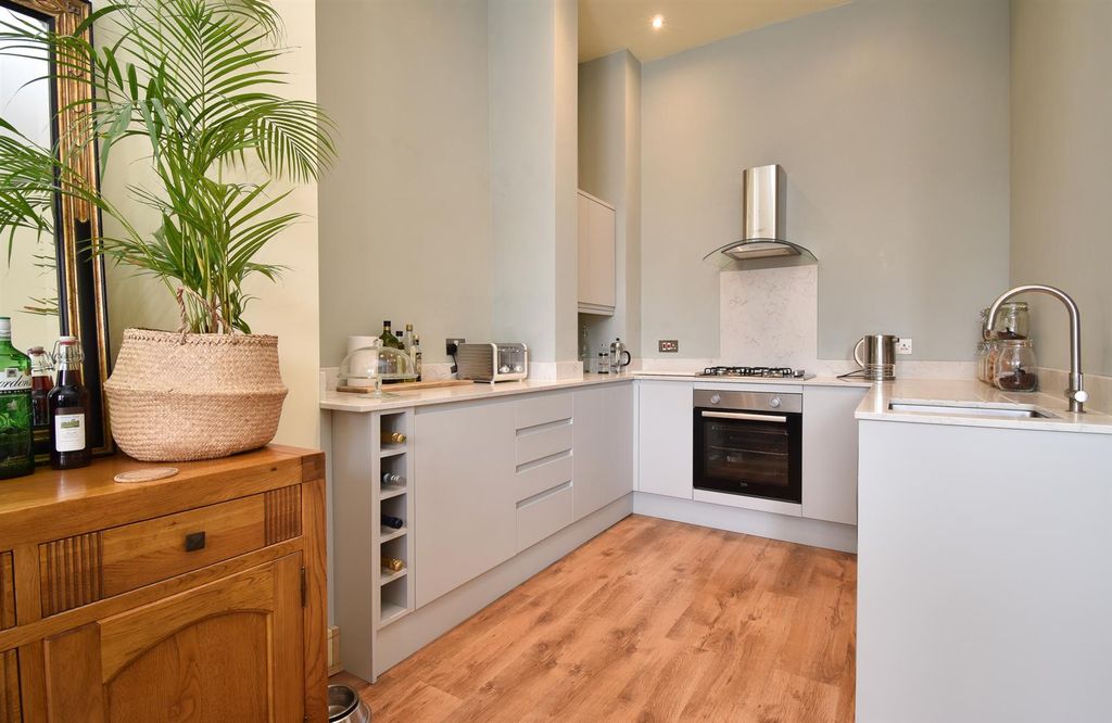 Property photo 3 of 17 Kitchen