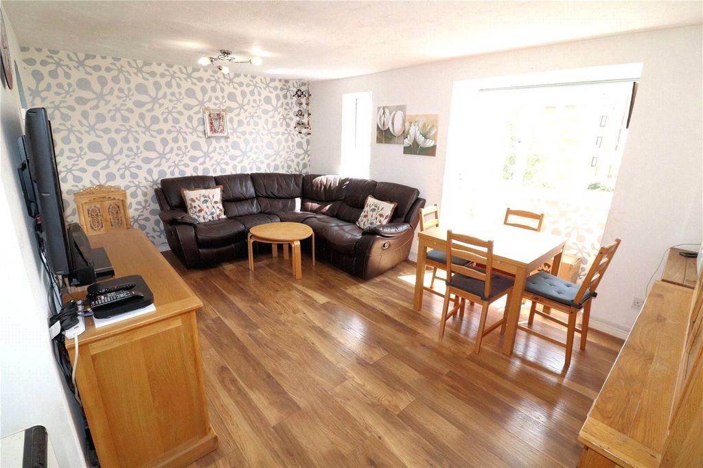 Property photo 2 of 11 Lounge