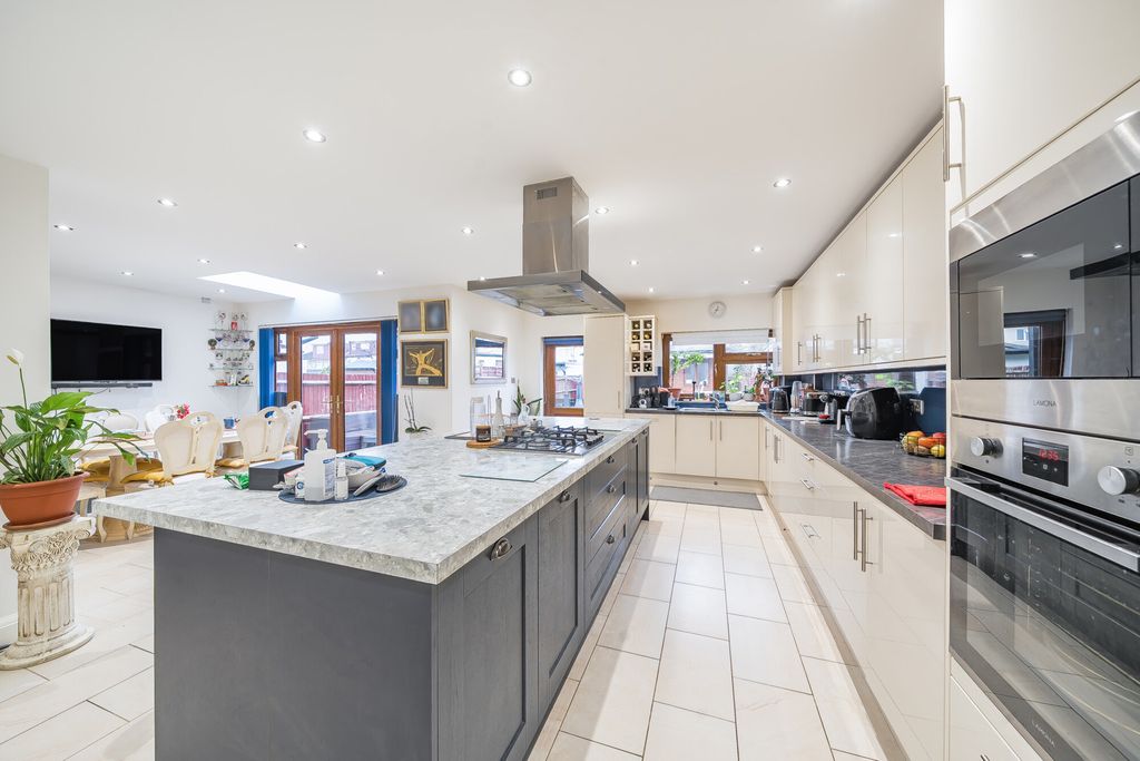 Property photo 2 of 27 1395941-28-695Fb5...
