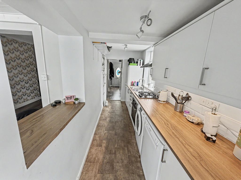 Property photo 3 of 18 Kitchen