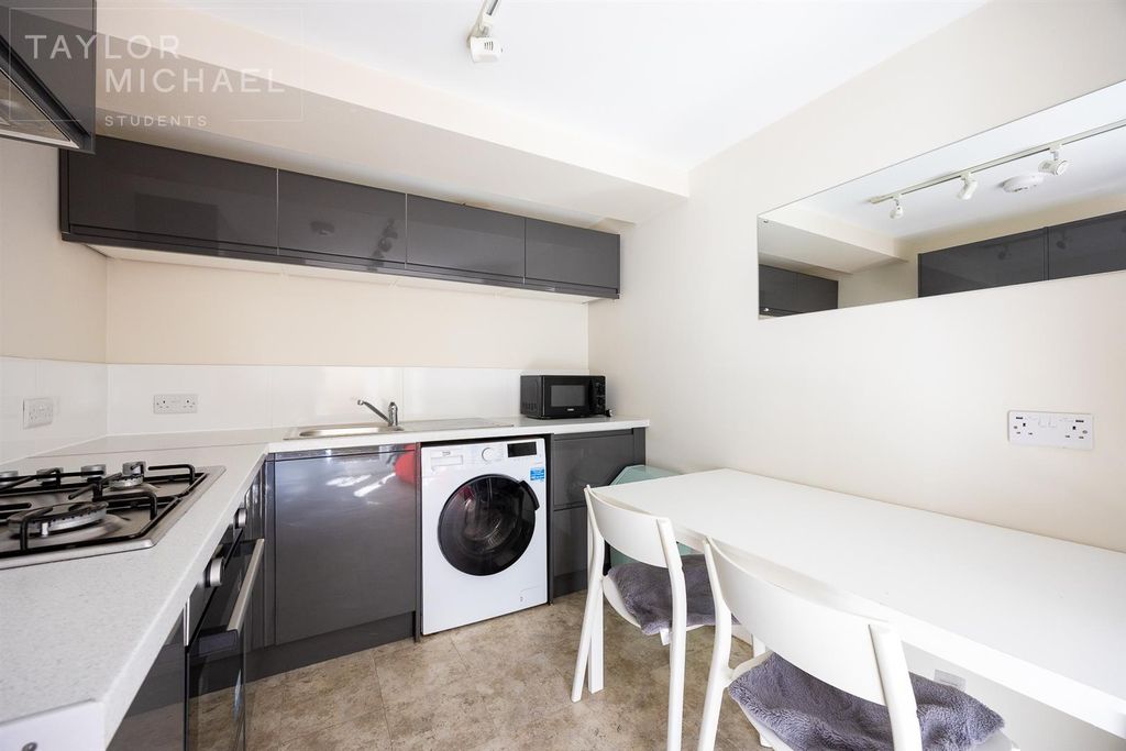 Property photo 3 of 17 Kitchen