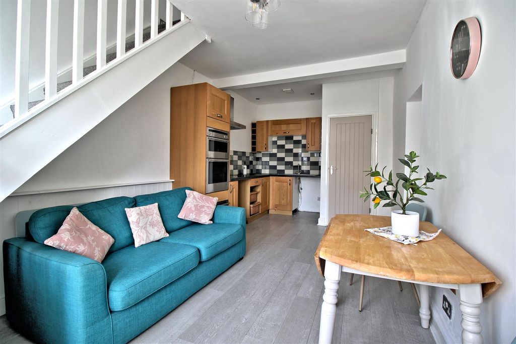 Property photo 2 of 10 Lounge