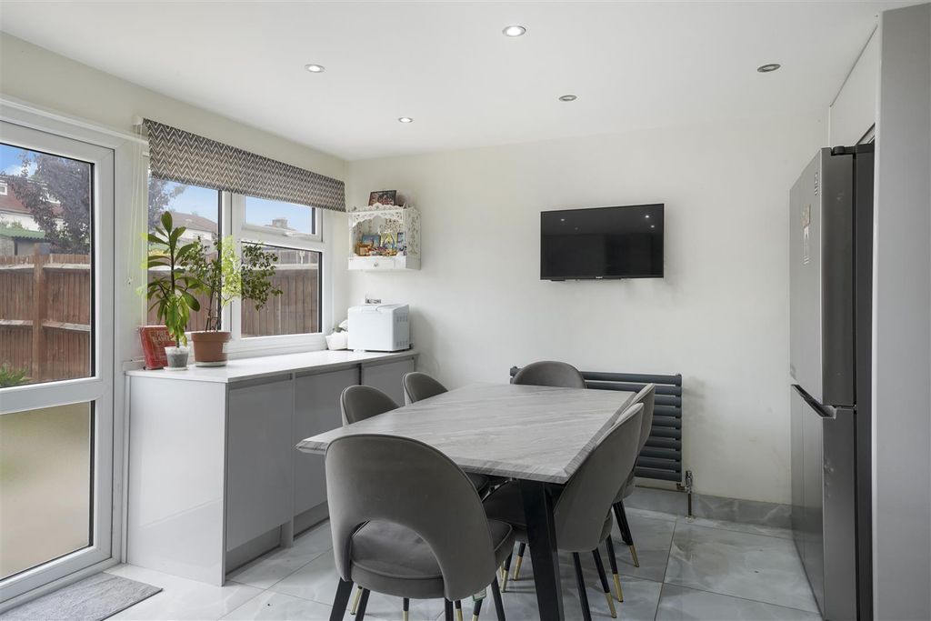 Property photo 3 of 18 25 Horsenden Crescent - Mh9Os0Riwrgwtyozsi7X.Jpg