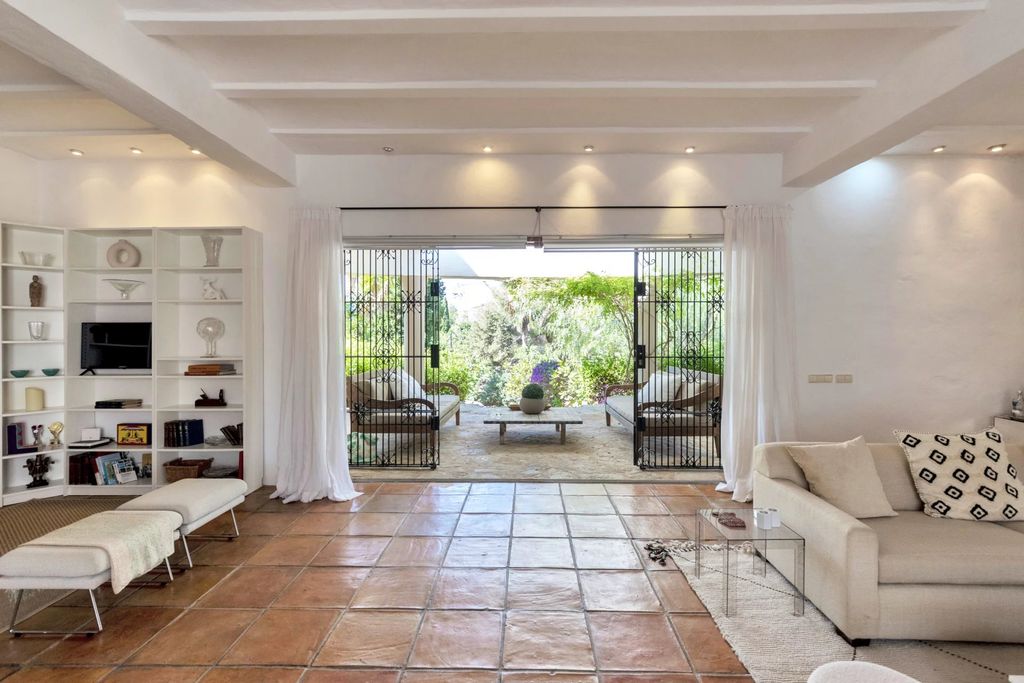 Property photo 2 of 32