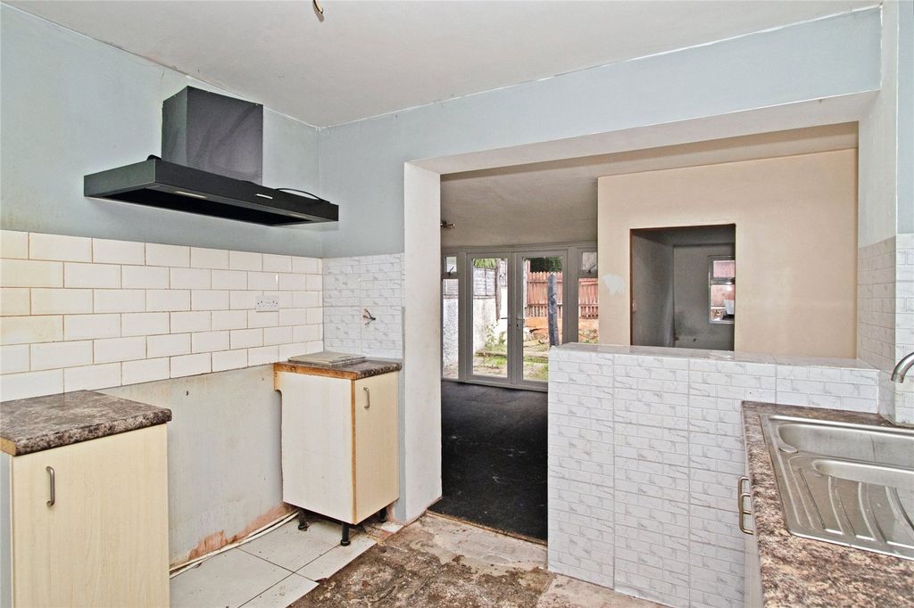 Property photo 3 of 10 Kitchen