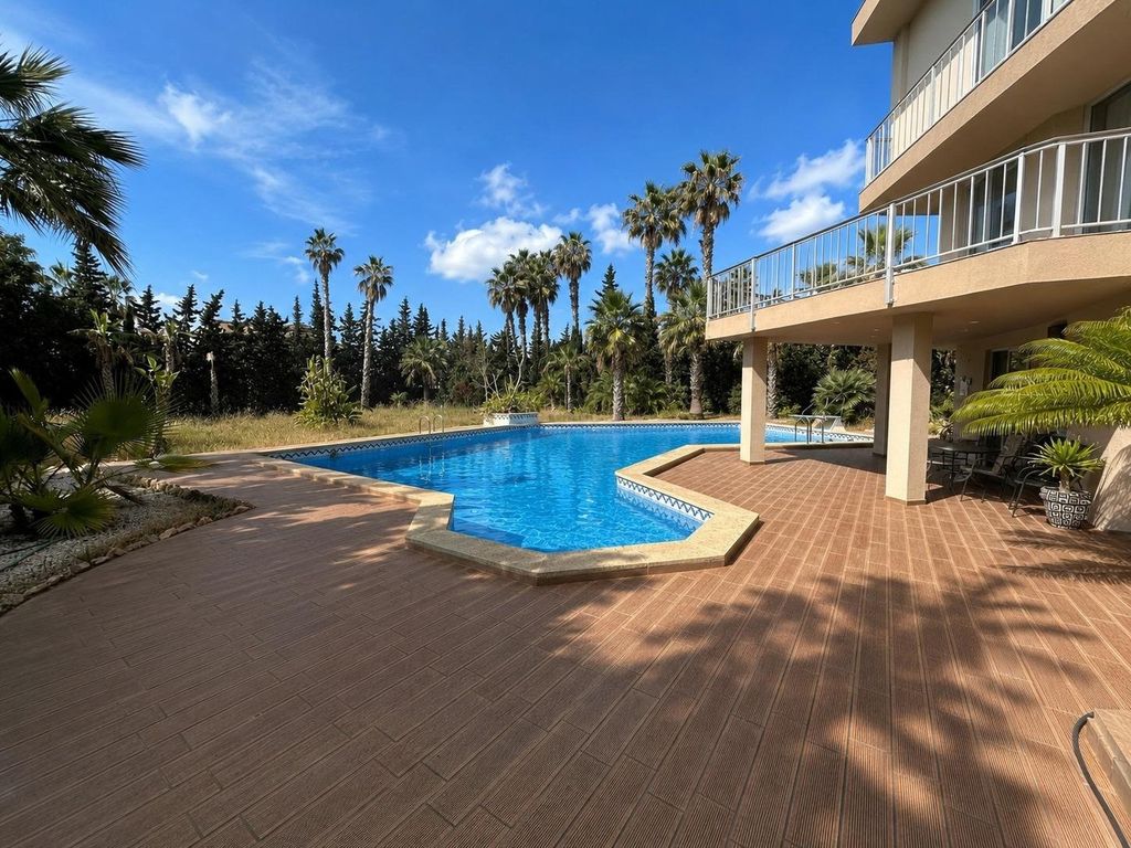 Property photo 1 of 32