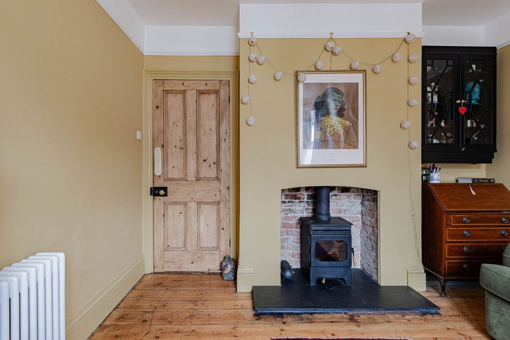 Property photo 3 of 24 Living Room (3)