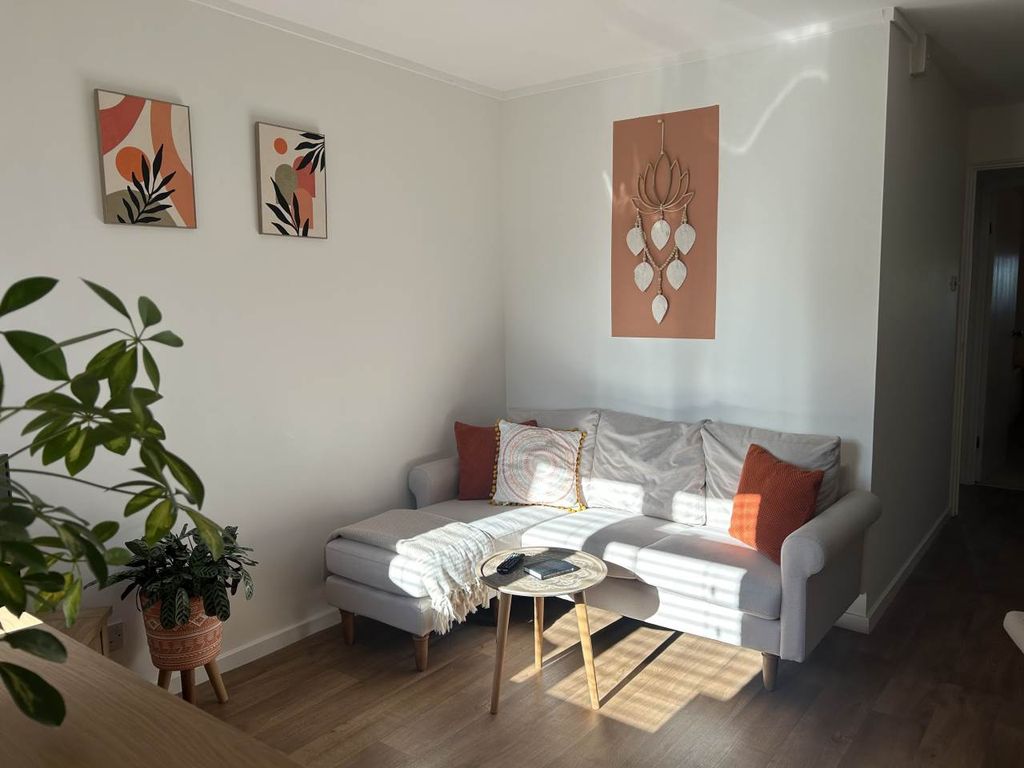 Property photo 1 of 12 Lounge
