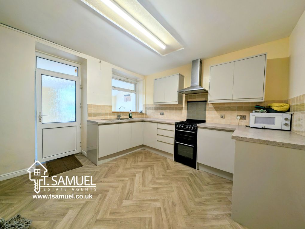 Property photo 3 of 25 Kitchen