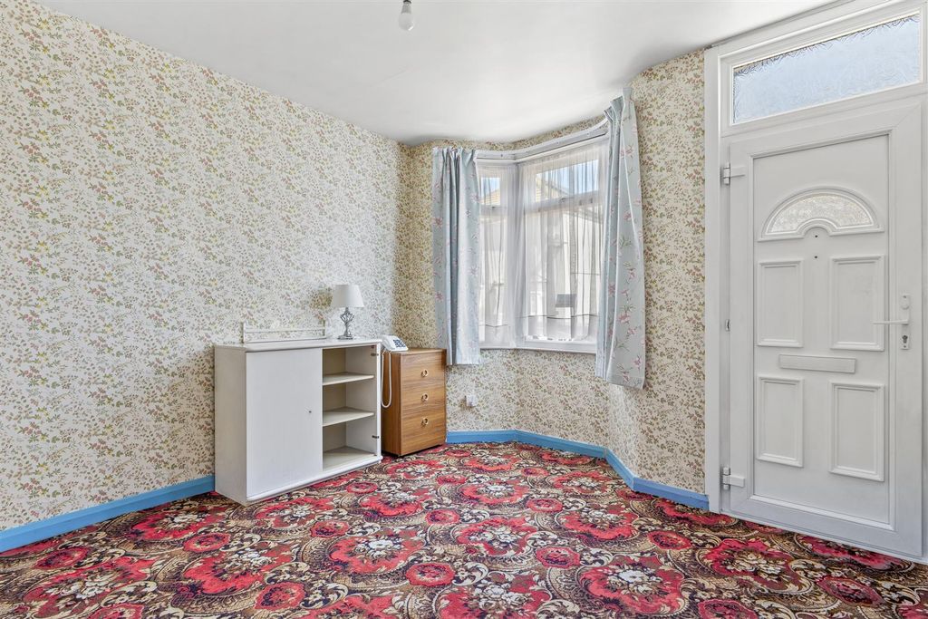 Property photo 2 of 13 23 Upper Green Street, Hp11 2Rb-1.Jpg