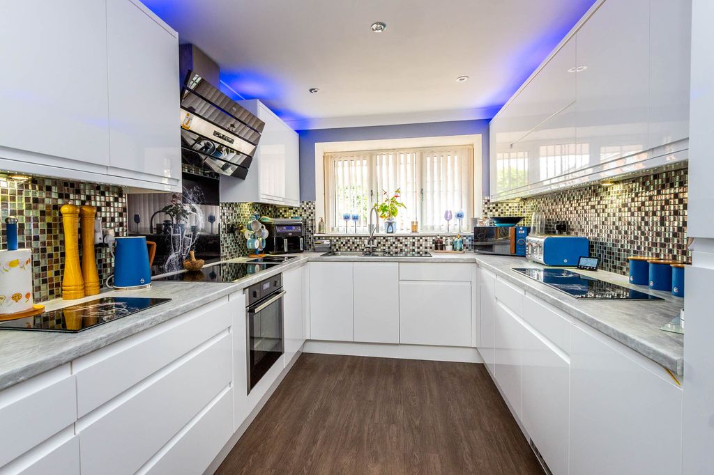 Property photo 3 of 15 Kitchen