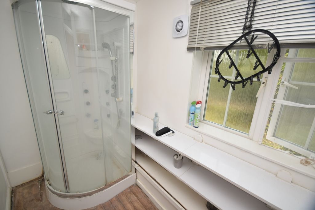 Property photo 3 of 8 Bathroom