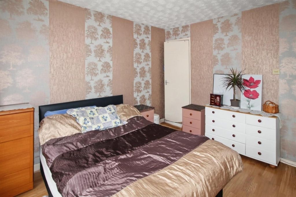 Property photo 3 of 11 Bedroom 1