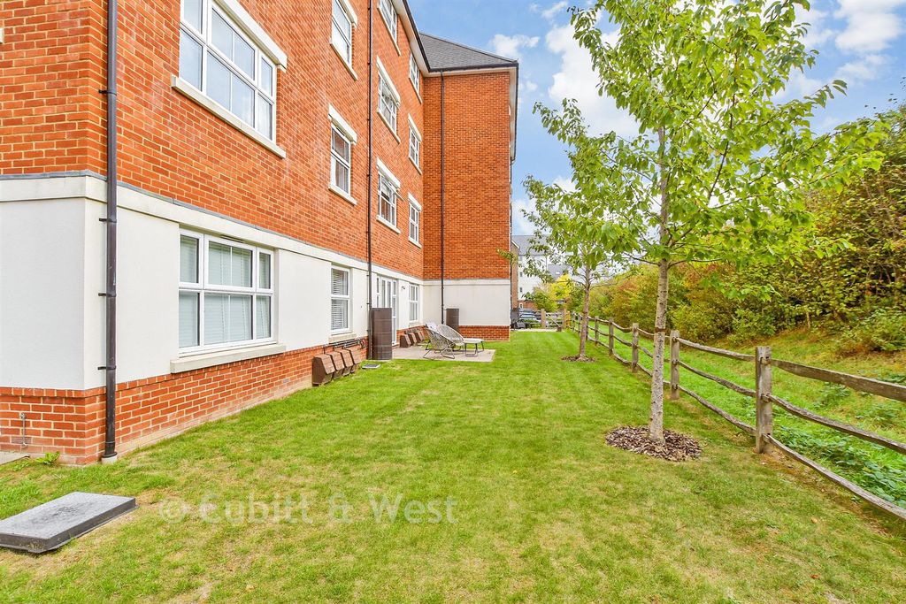 Property photo 2 of 9 Communal Gardens