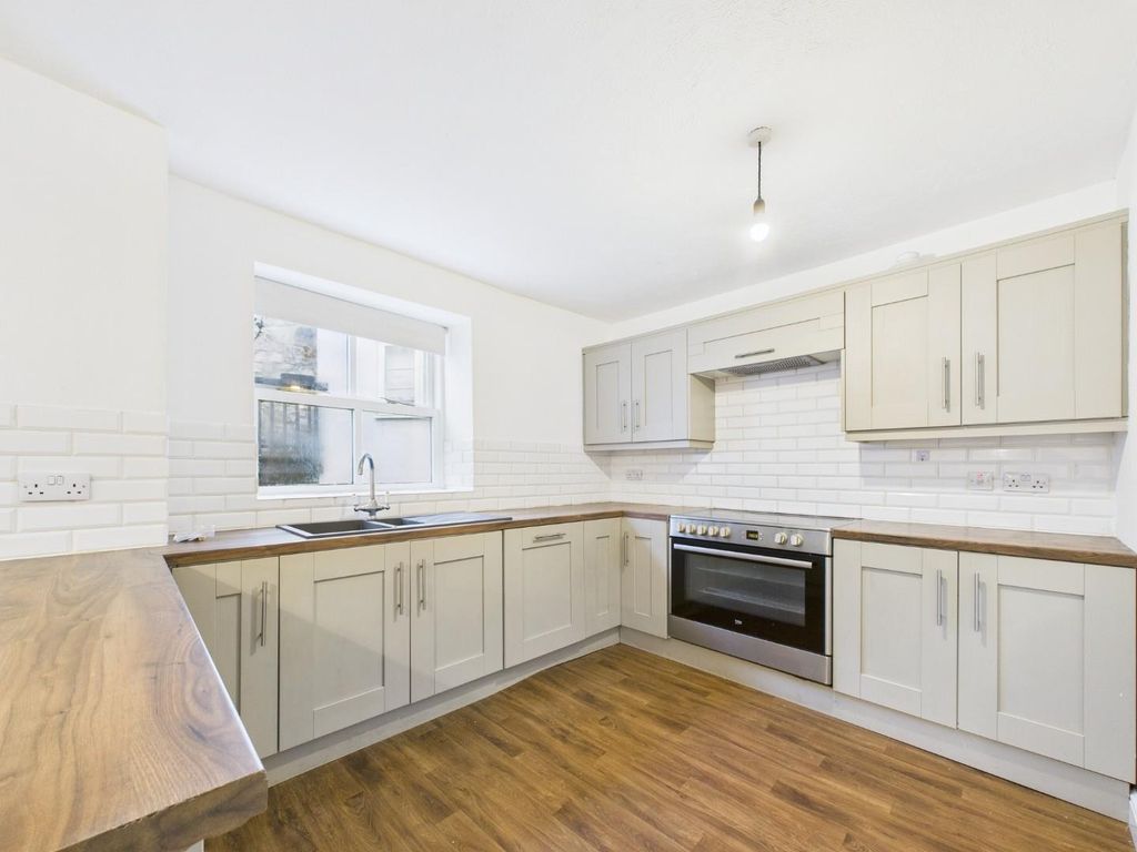 Property photo 3 of 11 Dining Kitchen