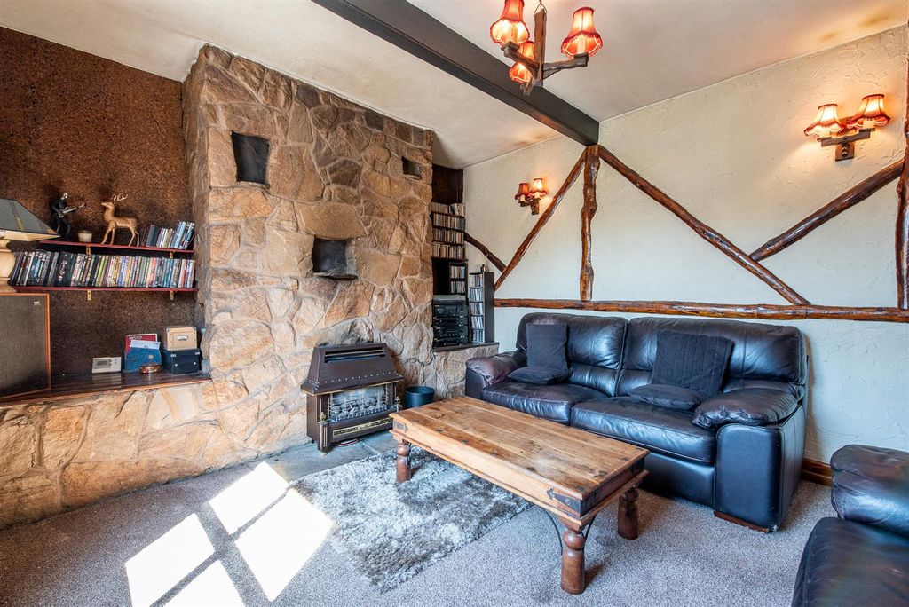 Property photo 2 of 18 Lounge