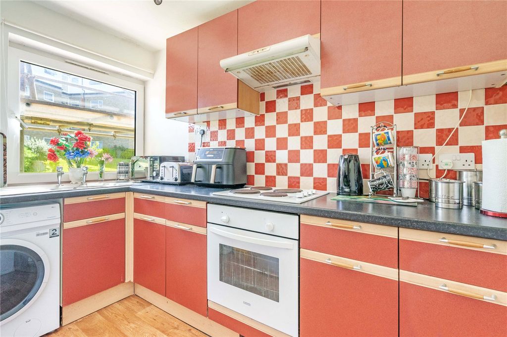 Property photo 3 of 10 Kitchen