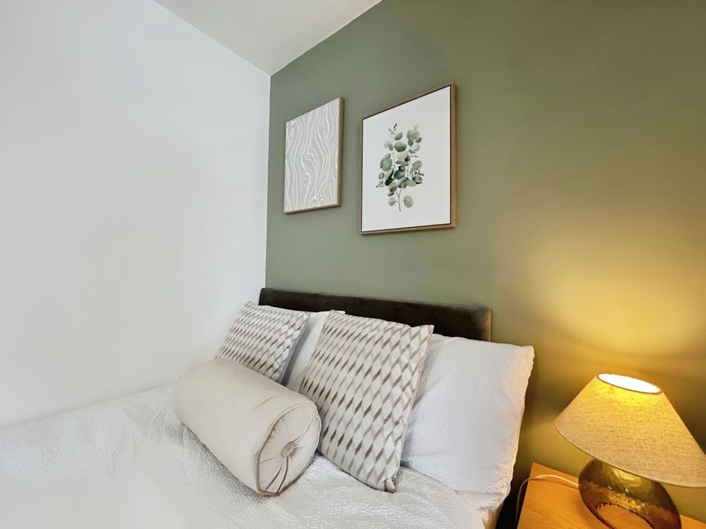 Property photo 3 of 15 Pbox-Bedroom-322878.Jpg