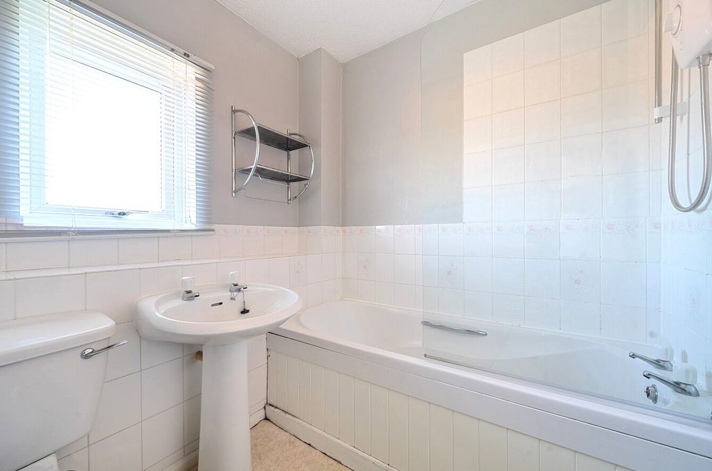 Property photo 3 of 9 Bathroom